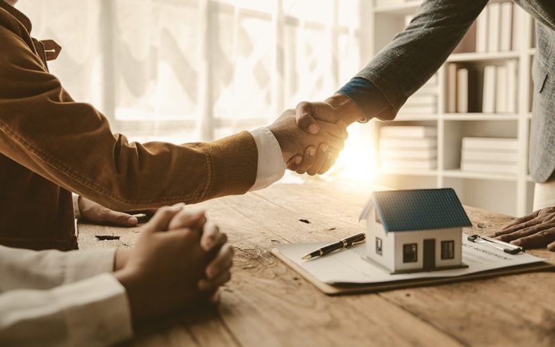 real estate agent Delivering sample homes to customers, mortgage loan contracts. Make a contract for hire purchase and sale of a house. and home insurance contracts, home mortgage loan concepts